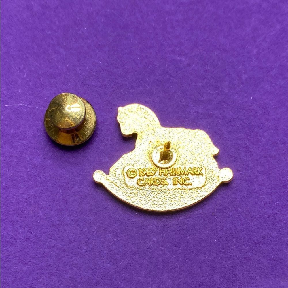 💛 Vintage 1989 Hallmark Cards Rocking Horse Christmas Enamel Pin - Picture 2 of 4